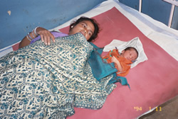 20110306-malaria cdc mother_baby_jabalpur_250w.jpg